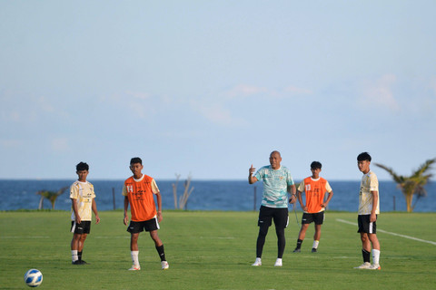 Pelatih Timnas U-17 Nova Arianto (tengah) memberikan instruksi saat memimpin latihan di Training Center Bali United, Pantai Purnama, Gianyar, Bali, Kamis (15/8/2024). Foto: Fikri Yusuf/ANTARA FOTO