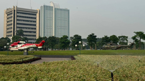 Dua helikopter berjaga di halaman depan DPR RI jelang sidang tahunan pada Jumat (16/8/2024).  Foto: Luthfi Humam/kumparan