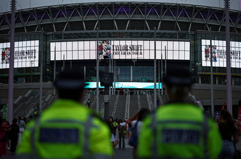 Petugas keamanan berjaga sebelum konser Taylor Swift berlangsung di Stadion Wembley, Inggris, Kamis (15/8/2024). Foto: Henry Nicholls/AFP