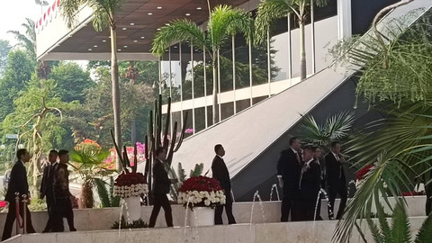 Jajaran menteri seperti Menko Marves Luhut Binsar Pandjaitan tiba di DPR RI untuk menghadiri rangkaian sidang paripurna, Senayan, Jumat (16/8/2024). Foto: Thomas Bosco/kumparan