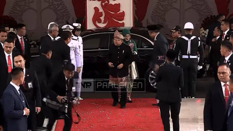 Wapres Ma'ruf Amin berjalan masuk bersama istri saat menghadiri Sidang Tahunan MPR RI di Kompleks Parlemen, Senayan, Jakarta, Jumat (16/8/2024).  Foto: Youtube/TV Parlemen