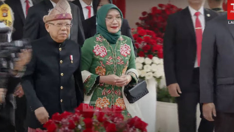 Wapres Ma'ruf Amin berjalan masuk bersama istri saat menghadiri Sidang Tahunan MPR RI di Kompleks Parlemen, Senayan, Jakarta, Jumat (16/8/2024).  Foto: Youtube/TV Parlemen