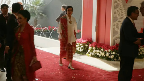 Kemenku Sri Mulyani berjalan masuk saat tiba di Kompleks Parlemen, Senayan, Jakarta, Jumat (16/8/2024).  Foto: Youtube/MPR RI