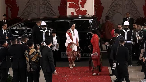 Kemenku Sri Mulyani berjalan masuk saat tiba di Kompleks Parlemen, Senayan, Jakarta, Jumat (16/8/2024).  Foto: Youtube/MPR RI