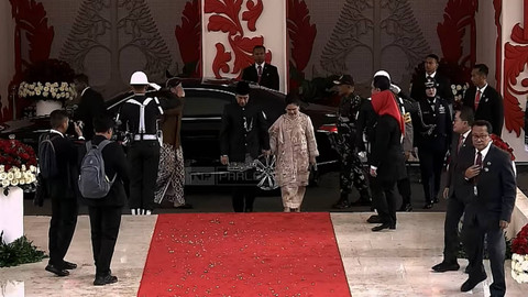 Presiden Jokowi bersama istri Iriana Jokowi keluar kendaraan saat tiba untuk menghadiri Sidang Tahunan MPR RI 2024 di Kompleks Parlemen, Senayan, Jakarta, Jumat (16/8/2024). Foto: Youtube/MPR RI