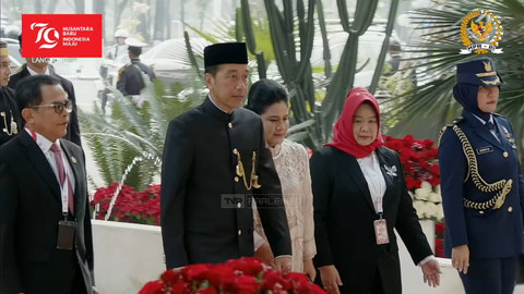Presiden Jokowi bersama istri Iriana Jokowi keluar kendaraan saat tiba untuk menghadiri Sidang Tahunan MPR RI 2024 di Kompleks Parlemen, Senayan, Jakarta, Jumat (16/8/2024). Foto: Youtube/MPR RI