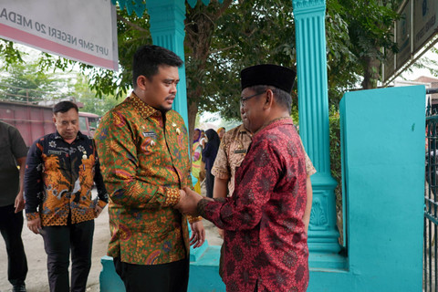Wali Kota Medan Bobby Nasution tinjau SMP N 20 Medan yang terbakar.  Foto: Dok. Istimewa