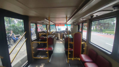 Bus Transjakarta double decker dengan atap terbuka yang dipakai mengarak atlet berprestasi.  Foto: Rachmadi Rasyad/kumparan