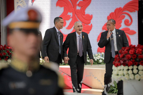 Wapres ke-6 RI Try Sutrisno meninggalkan ruang sidang tahunan MPR, DPR, DPR RI 2024 untuk melaksanakan shalat Jumat, Jakarta, Jumat (16/8/2024). Foto: Jamal Ramadhan/kumparan