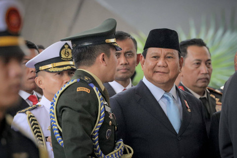 Menhan Prabowo Subianto meninggalkan ruang sidang tahunan MPR, DPR, DPR RI 2024 untuk melaksanakan shalat Jumat, Jakarta, Jumat (16/8/2024). Foto: Jamal Ramadhan/kumparan