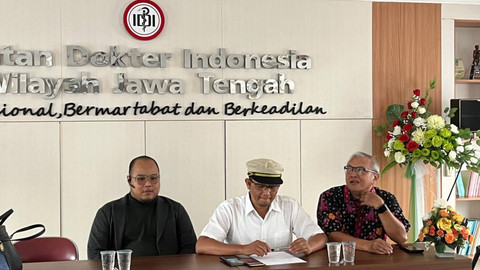 Ketua IDI Jateng dr Telogo Wismo (tengah). Foto: Intan Alliva Khansa/kumparan