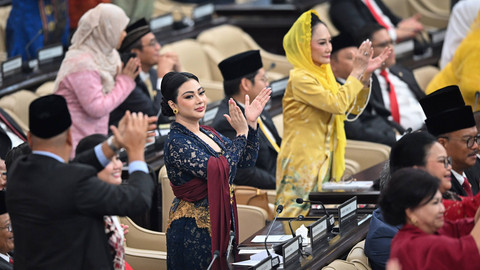 Sejumlah wakil rakyat berdiri memberikan tepuk tangan dalam Sidang Tahunan MPR dan Sidang Bersama DPR - DPD Tahun 2024 di Kompleks Parlemen, Senayan, Jakarta, Jumat (16/8/2024). Foto: ANTARA FOTO/Aditya Pradana Putra