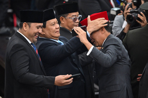 Saat Prabowo Subianto memasangkan peci ke kepala Habiburokhman sebelum Sidang Tahunan MPR, Jumat (16/8/2024). Foto: ANTARA FOTO/Aditya Pradana Putra