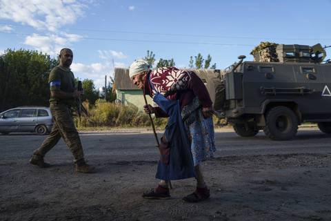 Seorang wanita lanjut usia berjalan di sepanjang jalan dekat perbatasan Rusia-Ukraina, wilayah Sumy, Ukraina, Rabu, 14 Agustus 2024. Foto: AP Photo/Evgeniy Maloletka