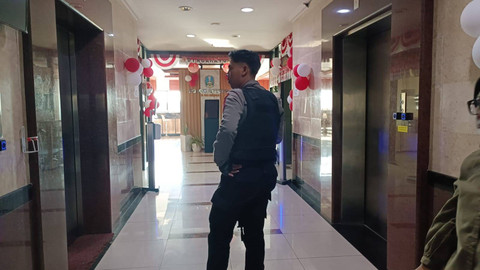 KPK diduga menggeledah Kantor Biro Kesejahteraan Rakyat (Kesra) Jatim yang berada di Gedung Setda Provinsi Jawa Timur, Jumat (16/8/2024). Foto: Farusma Okta Verdian/kumparan