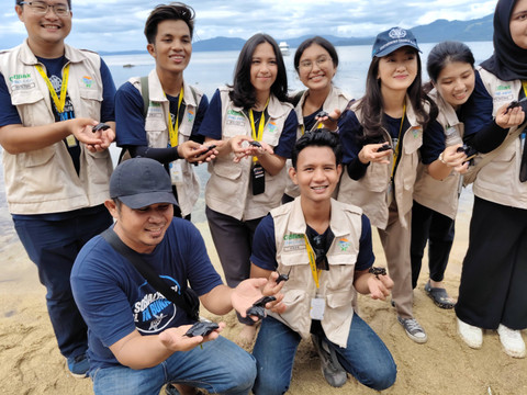 Sebanyak 80 ekor tukik dilepas di Pulau Bunaken oleh mahasiswa KKN-PPM UGM, pada 9 Agustus. Foto: Arfiansyah Panji/kumparan