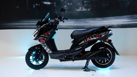 Motor listrik Polytron Fox-R Limited Edition X Darbotz resmi diluncurkan, Jumat (16/8/2024). Foto: Sena Pratama/kumparan
