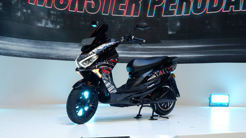 Motor listrik Polytron Fox-R Limited Edition X Darbotz resmi diluncurkan, Jumat (16/8/2024). Foto: Sena Pratama/kumparan