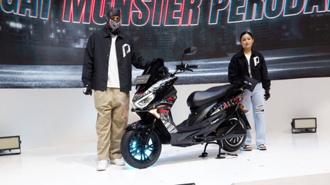 Motor listrik Polytron Fox-R Limited Edition X Darbotz resmi diluncurkan, Jumat (16/8/2024). Foto: Sena Pratama/kumparan