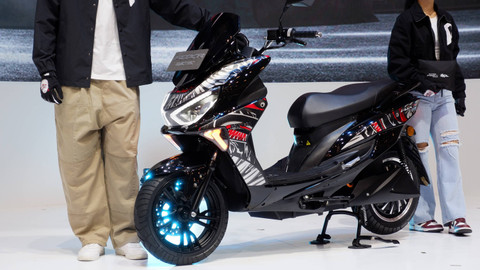 Motor listrik Polytron Fox-R Limited Edition X Darbotz resmi diluncurkan, Jumat (16/8/2024). Foto: Sena Pratama/kumparan