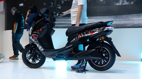 Motor listrik Polytron Fox-R Limited Edition X Darbotz resmi diluncurkan, Jumat (16/8/2024). Foto: Sena Pratama/kumparan