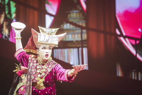 Sejumlah seniman menari saat pagelaran Sabang-Merauke di JIEXPO Theater, Kemayoran, Jakarta, Jumat (16/8/2024). Foto: Darryl Ramadhan/kumparan
