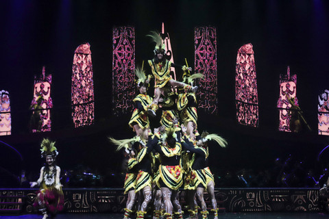 Sejumlah seniman menari saat pagelaran Sabang-Merauke di JIEXPO Theater, Kemayoran, Jakarta, Jumat (16/8/2024). Foto: Darryl Ramadhan/kumparan