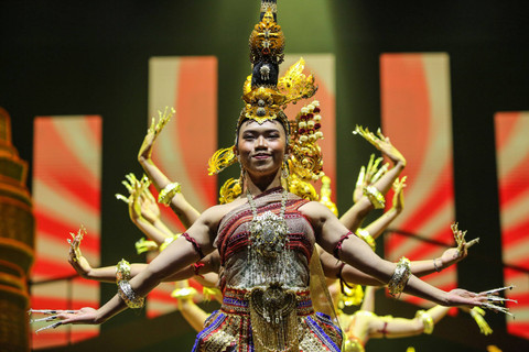Sejumlah seniman menari saat Pagelaran Sabang-Merauke di JIExpo Theater, Kemayoran, Jakarta, Jumat (16/8/2024). Foto: ANTARA FOTO/Asprilla Dwi Adha