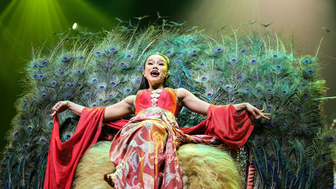 Penyanyi Yura Yunita menari saat tampil di Pagelaran Sabang-Merauke di JIExpo Theater, Kemayoran, Jakarta, Jumat (16/8/2024). Foto: ANTARA FOTO/Asprilla Dwi Adha