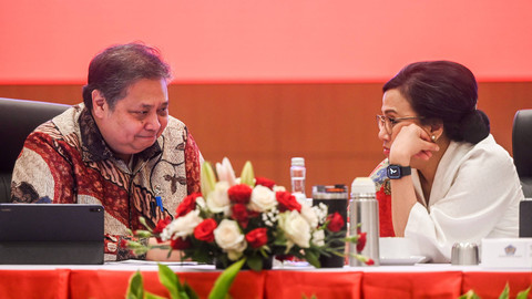 Menko Perekonomian Airlangga Hartarto (kiri) berbincang dengan Menteri Keuangan Sri Mulyani Indrawati (kanan) dalam konferensi pers RAPBN dan Nota Keuangan TA 2025 di Jakarta, Jumat (16/8/2024). Foto: ANTARA FOTO/Rivan Awal Lingga