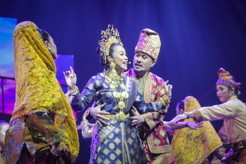 Yura Yunita tampil dalam pentas pagelaran Sabang-Merauke di JIEXPO Theater Kemayoran, Jakarta, Jumat (16/8/2024).  Foto: Darryl Ramadhan/kumparan