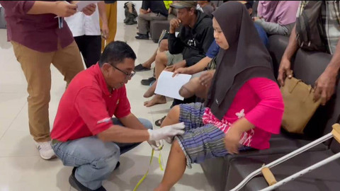 Pengukuran kaki palsu oleh Kick Andy Foundation | Foto : Dok. Humas Bandara