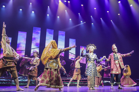 Yura Yunita tampil dalam pentas pagelaran Sabang-Merauke di JIEXPO Theater Kemayoran, Jakarta, Jumat (16/8/2024).  Foto: Darryl Ramadhan/kumparan
