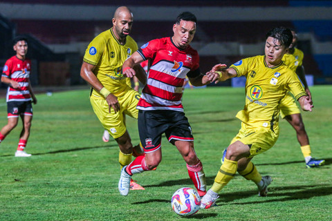 Pesepak bola Barito Putera Lulinha (kiri) dan Chi Sung Moon (kanan) berusaha merebut bola dari pesepak bola Madura United FC Luiz Marcelo (tengah) saat pertandingan BRI Liga 1 2024/2025 di Stadion Sultan Agung, Bantul, D.I Yogyakarta. Foto: ANTARA FOTO/Andreas Fitri Atmoko