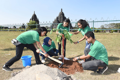 Bakti Lingkungan - SiapDarling Penghijauan di Kawasan Candi Prambanan. Foto: Djarum Foundation