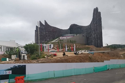 Istana Garuda IKN terlihat dari kejauhan, Sabtu (17/8/2024). Foto: Zamachsyari/kumparan