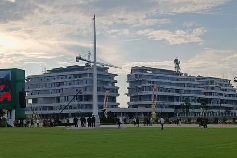 Tiang bendera di Halaman Utama Istana Negara IKN, Kalimantan Timur, Sabtu (17/8/2024). Foto: Zamachsyari/kumparan