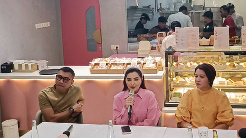 Anang dan Ashanty dalam pembukaan gerai Lu'miere Signature, Radio Dalam, Jakarta Selatan, Jumat (16/8/2024). Foto: Giovanni/kumparan