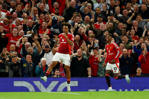 Selebrasi pemain Manchester United Joshua Zirkzee usai mencetak gol ke gawang Fulham pada pertandingan Liga Inggris di Old Trafford, Manchester, Inggris, Jumat (16/8/2024). Foto: Molly Darlington/REUTERS