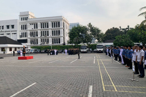 Menko Polhukam, Hadi Tjahjanto memimpin upacara HUT ke-79 RI di Kemenko Polhukam, Jakarta, Sabtu (17/8/2024). Foto: Luthfi Humam/kumparan