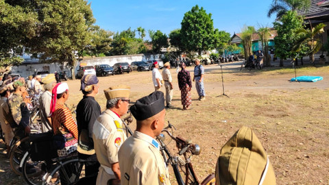 Para pecinta sepeda tua atau ontel di Yogyakarta menggelar upacara Kemerdekaan Republik Indonesia di Ndalem Pakuningratan, Kota Yogyakarta, Sabtu (17/8). Foto: Arfiansyah Panji Purnandaru/kumparan