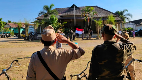 Para pecinta sepeda tua atau ontel di Yogyakarta menggelar upacara Kemerdekaan Republik Indonesia di Ndalem Pakuningratan, Kota Yogyakarta, Sabtu (17/8). Foto: Arfiansyah Panji Purnandaru/kumparan