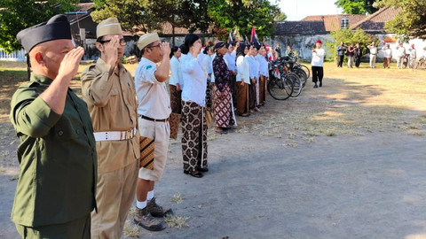 Para pecinta sepeda tua atau ontel di Yogyakarta menggelar upacara Kemerdekaan Republik Indonesia di Ndalem Pakuningratan, Kota Yogyakarta, Sabtu (17/8). Foto: Arfiansyah Panji Purnandaru/kumparan