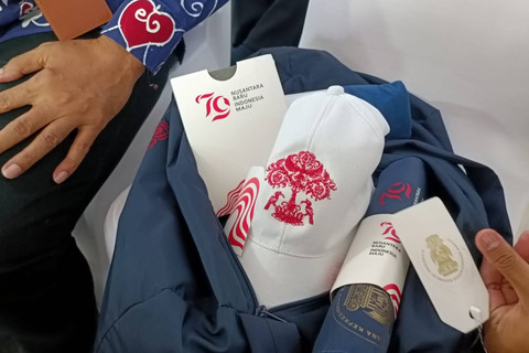 Souvenir tamu undangan yang menghadiri upacara HUT ke-79 RI di Istana Negara IKN, Kalimantan Timur, Sabtu (17/8/2024).  Foto: Zamachsyari/kumparan