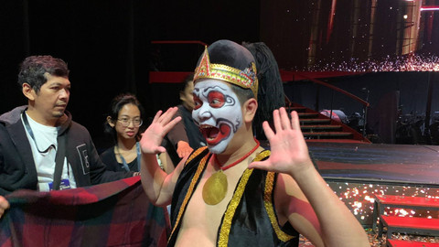 Seniman Indra Bekti tampil dalam pentas pagelaran Sabang-Merauke 2024 di JIEXPO Kemayoran, Jakarta, Jumat (16/8/2024). Foto: Vincentius Mario/kumparan