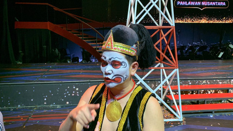 Seniman Indra Bekti tampil dalam pentas pagelaran Sabang-Merauke 2024 di JIEXPO Kemayoran, Jakarta, Jumat (16/8/2024).  Foto: Vincentius Mario/kumparan