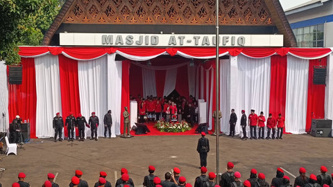 Ketua Umum PDIP Megawati Soekarnoputri menjadi inspektur upacara saat perayaan kemerdekaan ke-79 Indonesia di Masjid At Taufiq Sekolah Partai PDIP, Jagakarsa, Jaksel, Sabtu (17/8/2024). Foto: Thomas Bosco/kumparan