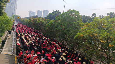 Topi caping merah padati Jalan Lenteng Agung Raya dalam perayaan kemerdekaan ke-79 Indonesia oleh PDIP di depan Masjid At Taufiq, Jagakarsa, Jaksel, Sabtu (17/8/2024).  Foto: Thomas Bosco/kumparan