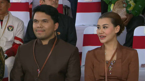 Artis Thariq Halilintar serta istri Aaliyah Masaaid menghadiri upacara ke-79 Kemerdekaan RI di IKN, Penajam Paser Utara, Kalimantan Timur, Sabtu (17/8/2024) Foto: YouTube/Sekretariat Presiden