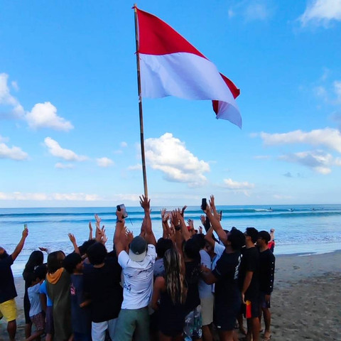 Anak-anak di Bali Surfing merayakan HUT ke-79 RI di Pantai Kuta, Bali, Sabtu (17/8/2024). Foto: Denita BR Matondang/kumparan